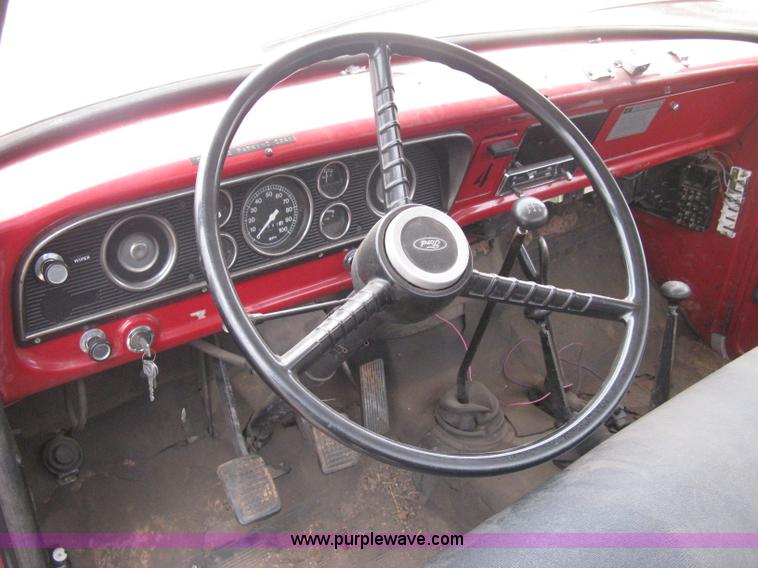 image for item B8286 1979 Ford F600 truck cab and chassis