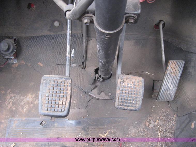 image for item B8286 1979 Ford F600 truck cab and chassis