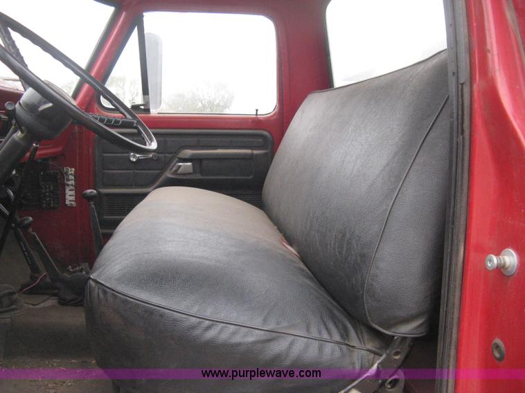 image for item B8286 1979 Ford F600 truck cab and chassis