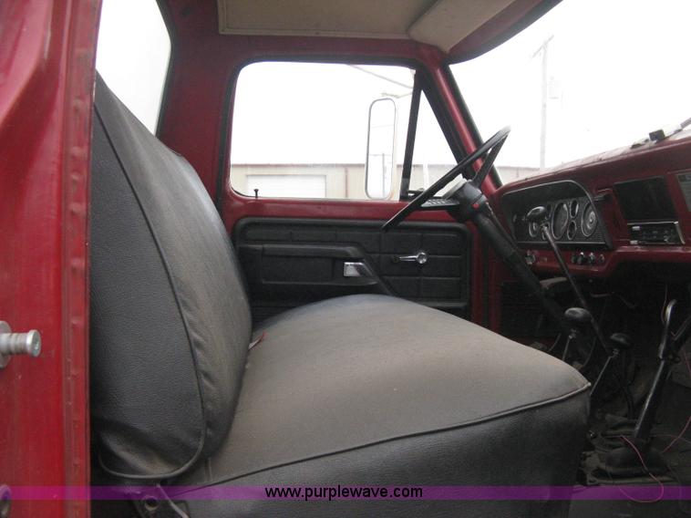 image for item B8286 1979 Ford F600 truck cab and chassis