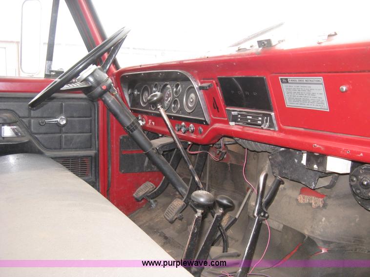 image for item B8286 1979 Ford F600 truck cab and chassis