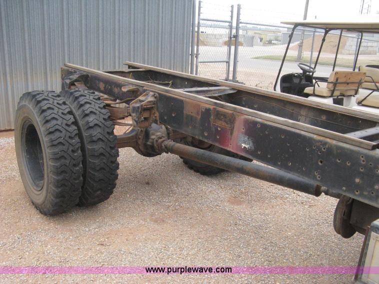 image for item B8286 1979 Ford F600 truck cab and chassis