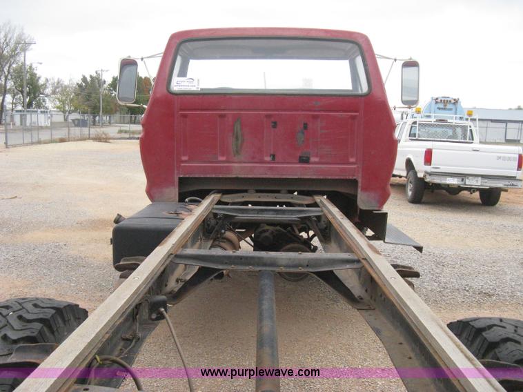 image for item B8286 1979 Ford F600 truck cab and chassis