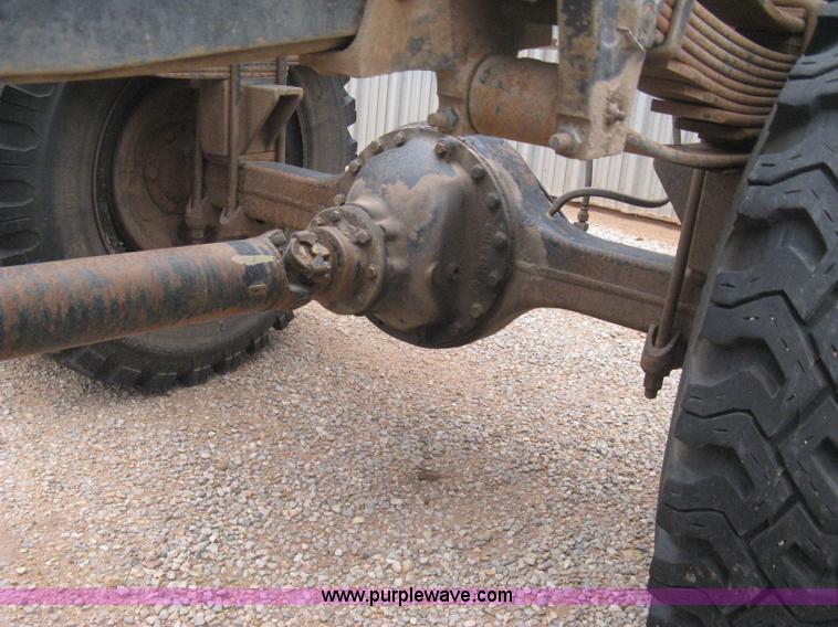 image for item B8286 1979 Ford F600 truck cab and chassis