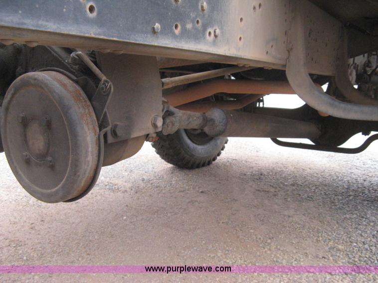 image for item B8286 1979 Ford F600 truck cab and chassis