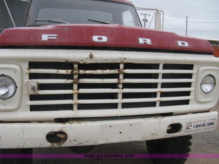 image for item B8286 1979 Ford F600 truck cab and chassis