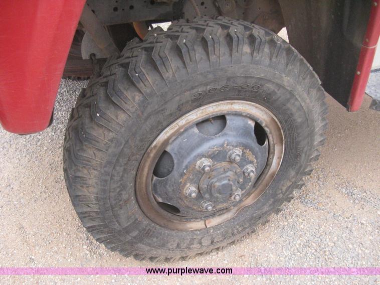 image for item B8286 1979 Ford F600 truck cab and chassis