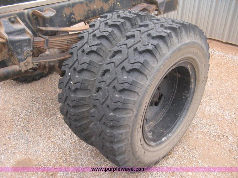 image for item B8286 1979 Ford F600 truck cab and chassis