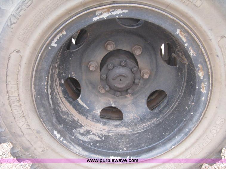 image for item B8286 1979 Ford F600 truck cab and chassis