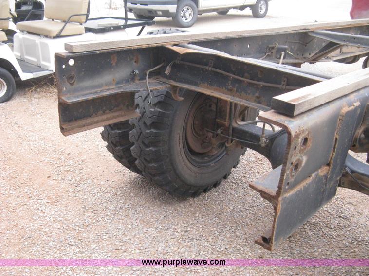 image for item B8286 1979 Ford F600 truck cab and chassis