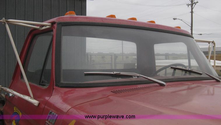 image for item B8286 1979 Ford F600 truck cab and chassis