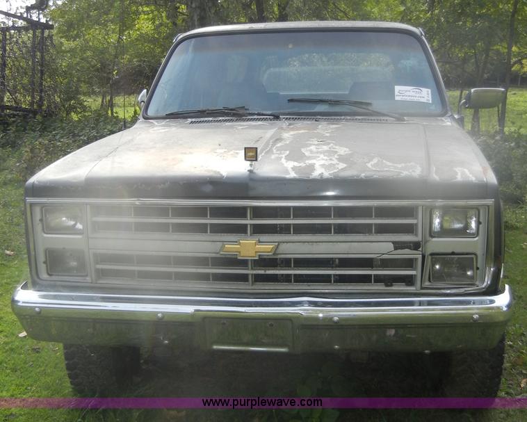 image for item D4875 1988 Chevrolet Suburban 1500 SUV