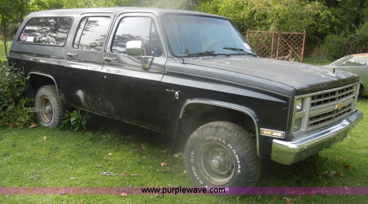image for item D4875 1988 Chevrolet Suburban 1500 SUV