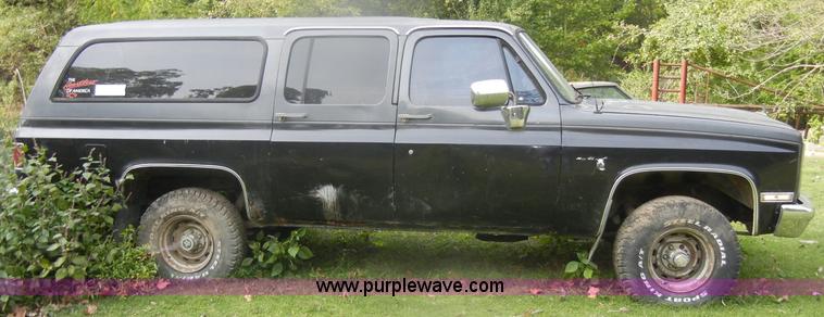 image for item D4875 1988 Chevrolet Suburban 1500 SUV