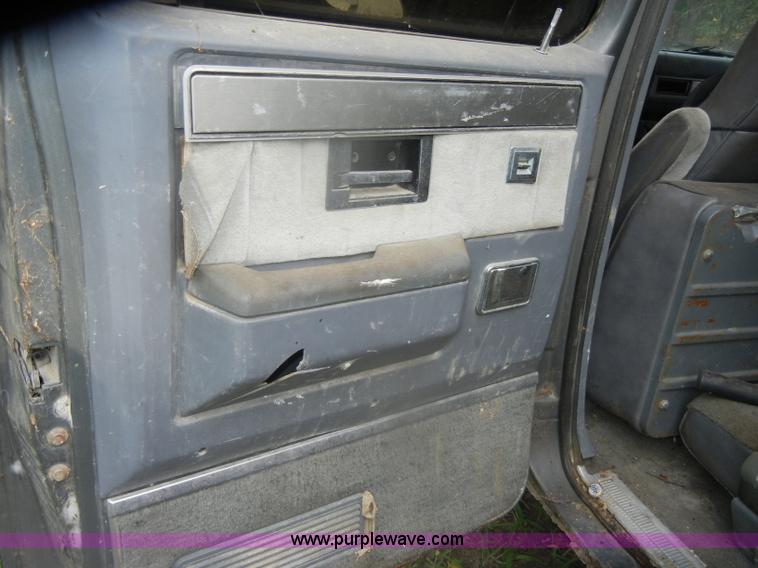 image for item D4875 1988 Chevrolet Suburban 1500 SUV