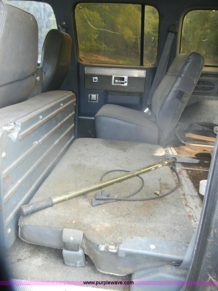 image for item D4875 1988 Chevrolet Suburban 1500 SUV