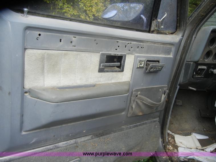 image for item D4875 1988 Chevrolet Suburban 1500 SUV