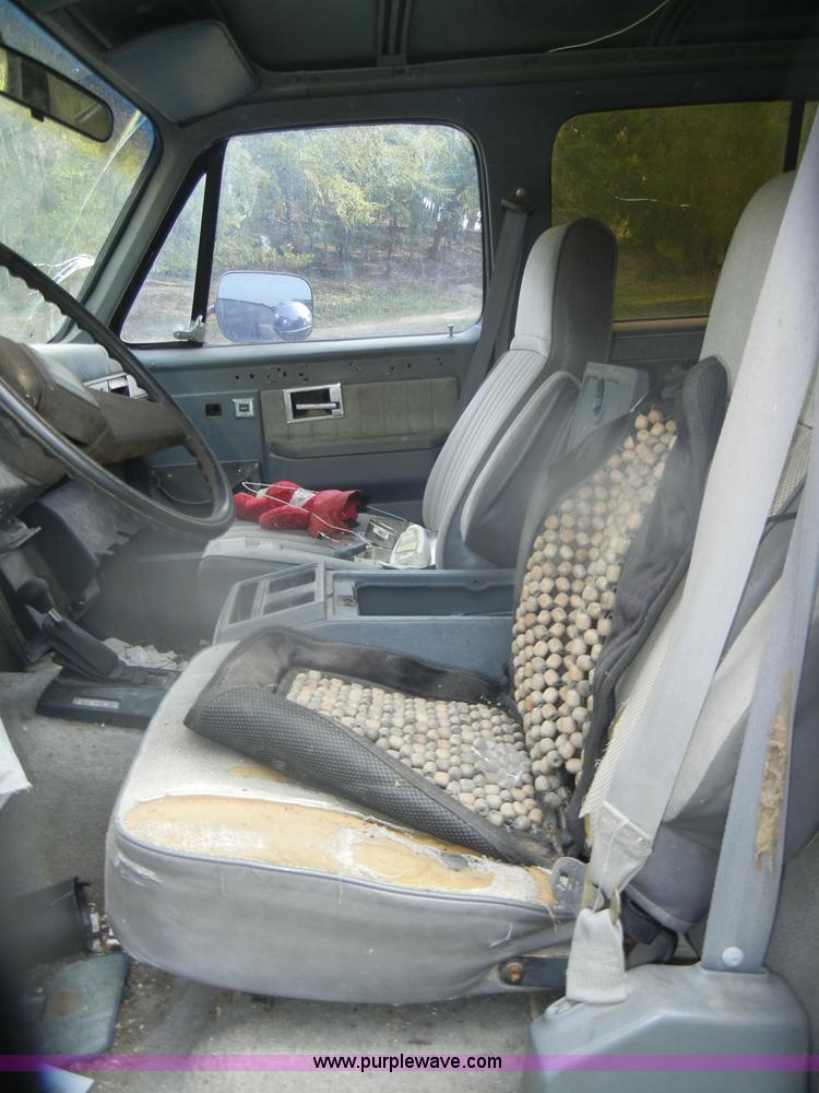 image for item D4875 1988 Chevrolet Suburban 1500 SUV