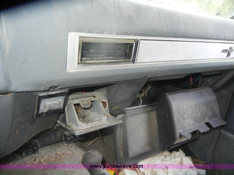 image for item D4875 1988 Chevrolet Suburban 1500 SUV