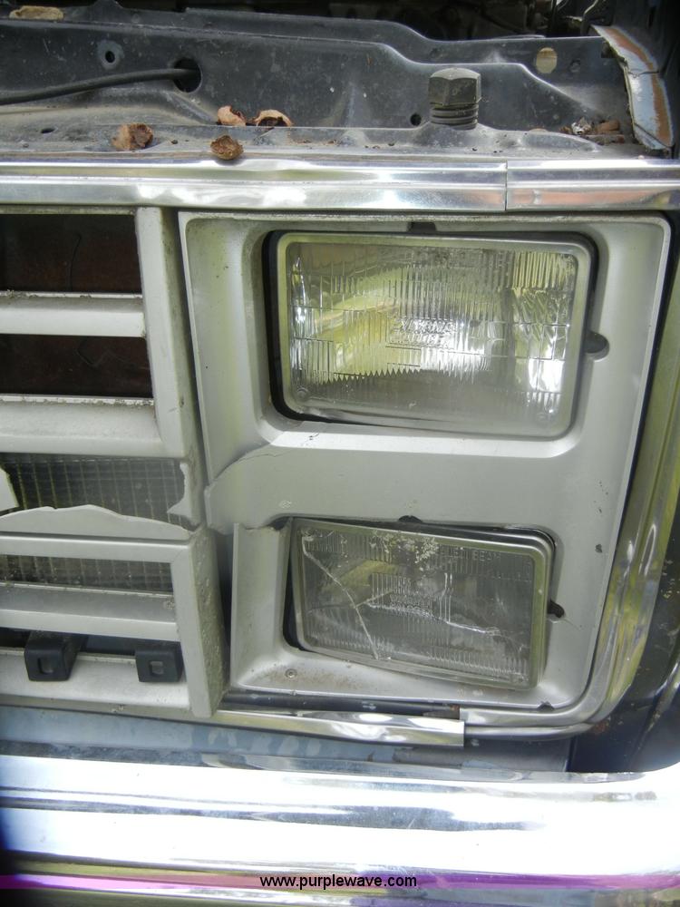 image for item D4875 1988 Chevrolet Suburban 1500 SUV