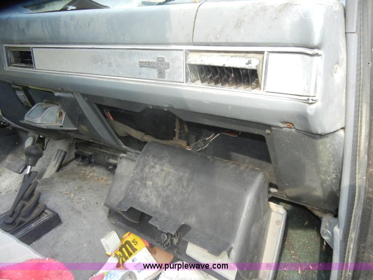 image for item D4875 1988 Chevrolet Suburban 1500 SUV