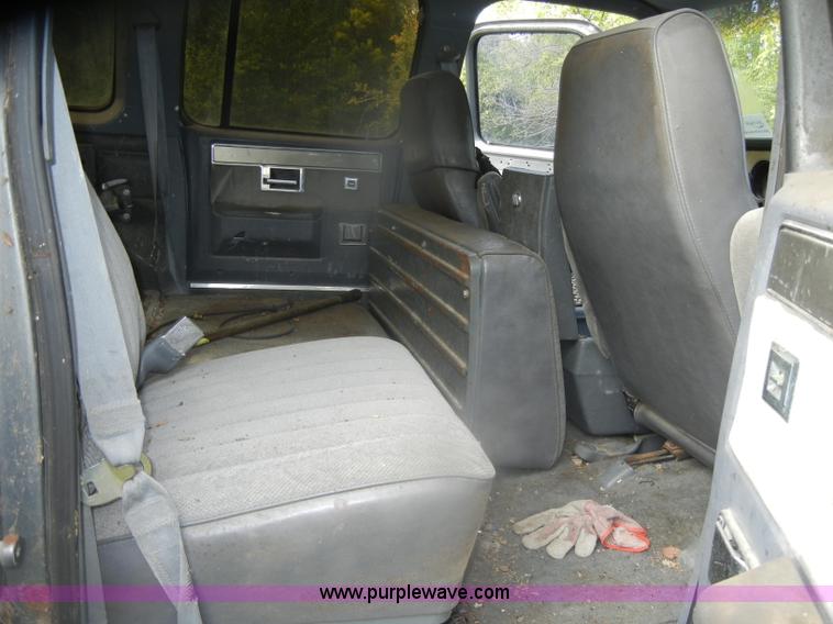 image for item D4875 1988 Chevrolet Suburban 1500 SUV