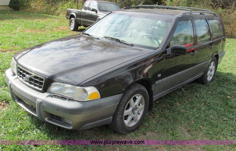 image for item E5655 1999 Volvo V70XC Cross Country