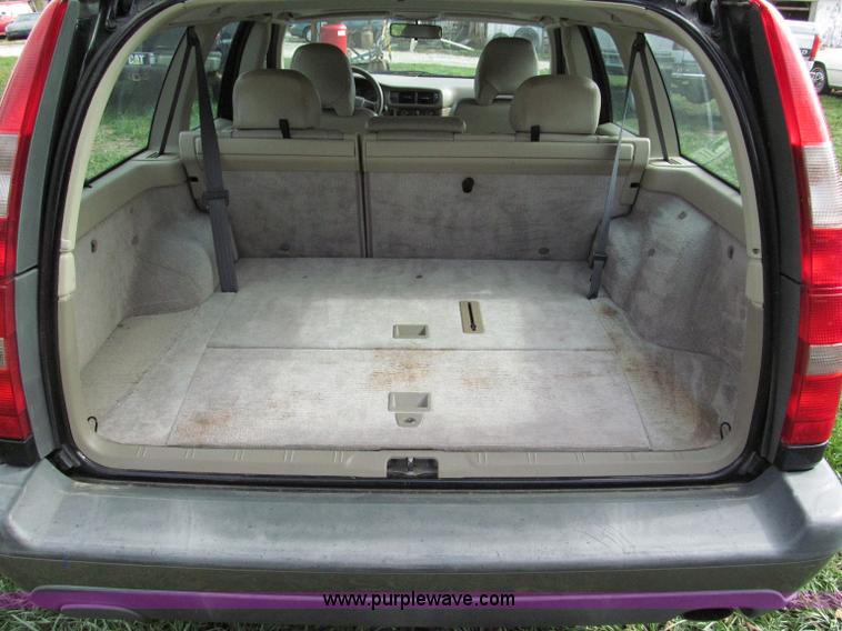 image for item E5655 1999 Volvo V70XC Cross Country