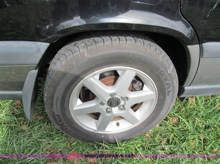 image for item E5655 1999 Volvo V70XC Cross Country