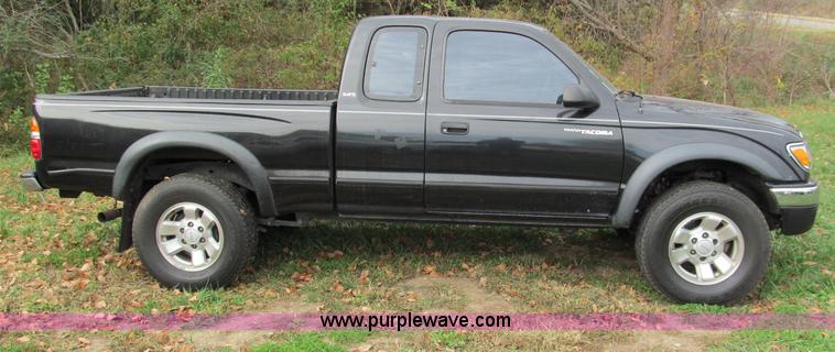 image for item E5656 2002 Toyota Tacoma Prerunner SR5 Xtra Cab pickup truck