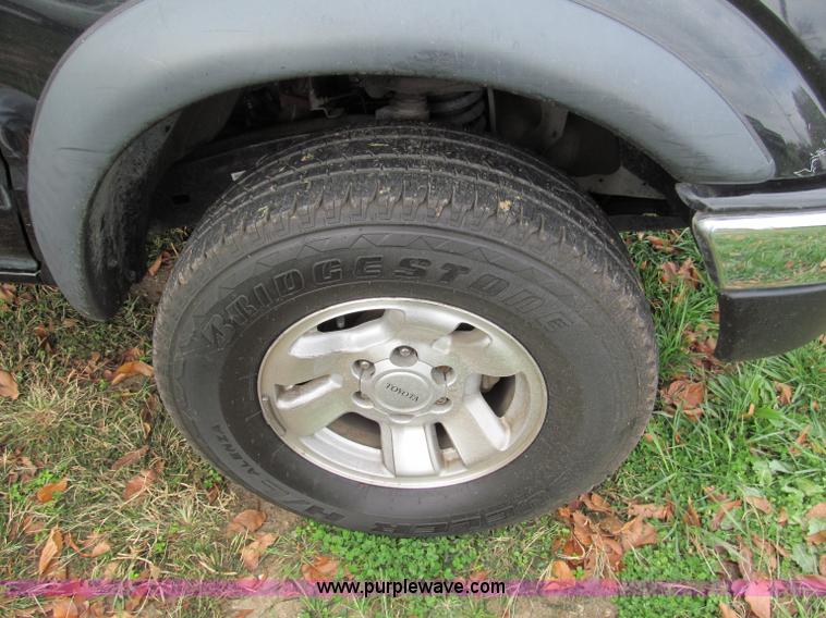 image for item E5656 2002 Toyota Tacoma Prerunner SR5 Xtra Cab pickup truck