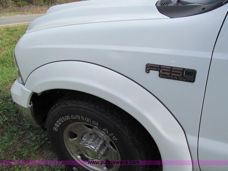 image for item E5658 1999 Ford F250 Super Duty pickup truck
