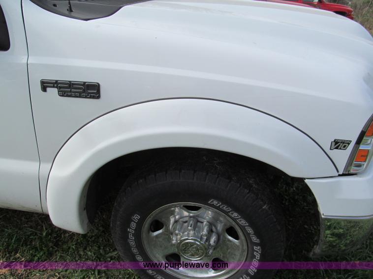 image for item E5658 1999 Ford F250 Super Duty pickup truck