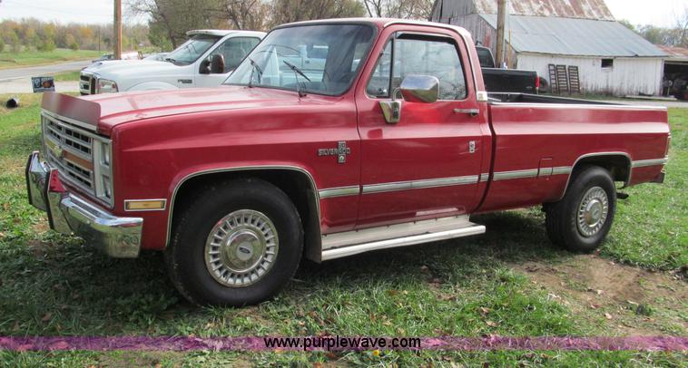 image for item E5659 1986 Chevrolet Silverado C20 pickup truck