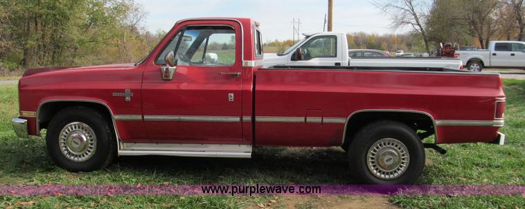 image for item E5659 1986 Chevrolet Silverado C20 pickup truck