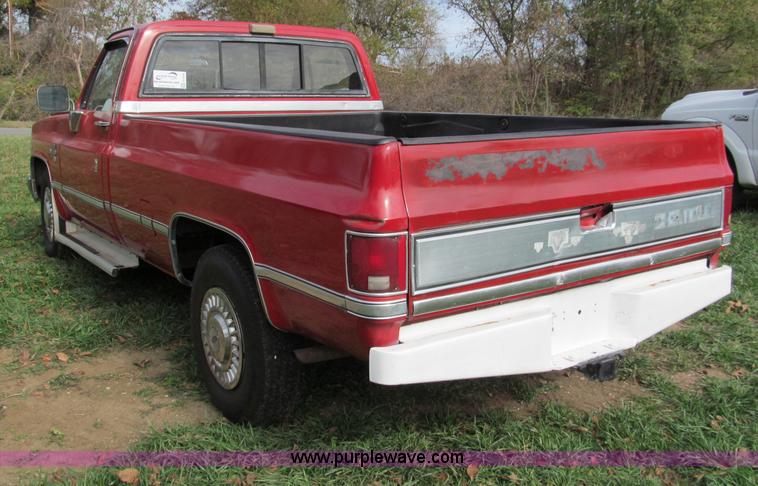 image for item E5659 1986 Chevrolet Silverado C20 pickup truck