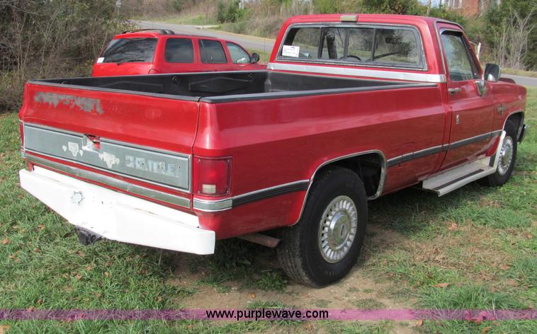image for item E5659 1986 Chevrolet Silverado C20 pickup truck