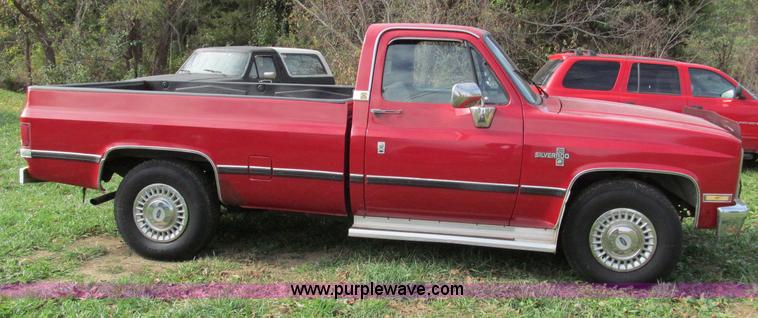 image for item E5659 1986 Chevrolet Silverado C20 pickup truck