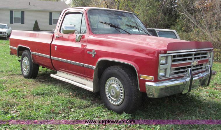 image for item E5659 1986 Chevrolet Silverado C20 pickup truck