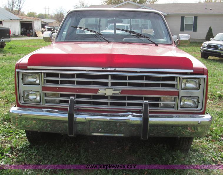 image for item E5659 1986 Chevrolet Silverado C20 pickup truck