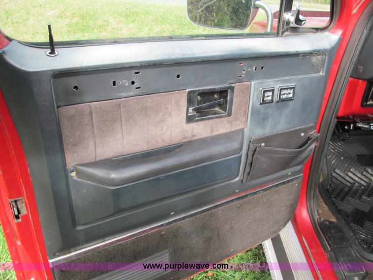 image for item E5659 1986 Chevrolet Silverado C20 pickup truck