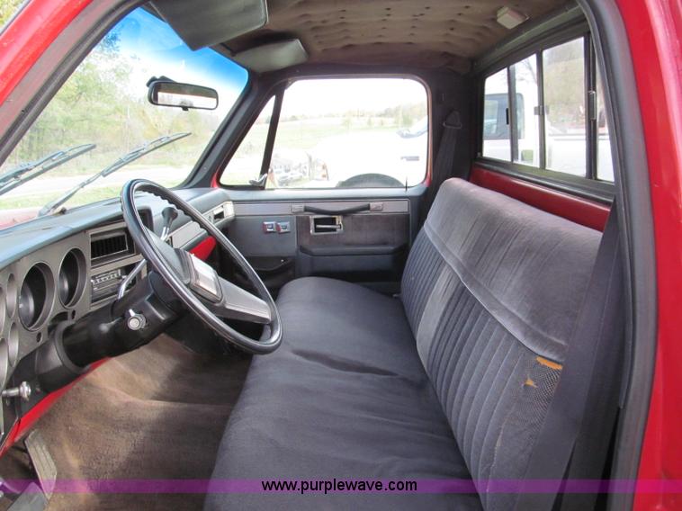 image for item E5659 1986 Chevrolet Silverado C20 pickup truck