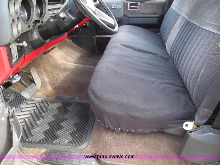 image for item E5659 1986 Chevrolet Silverado C20 pickup truck