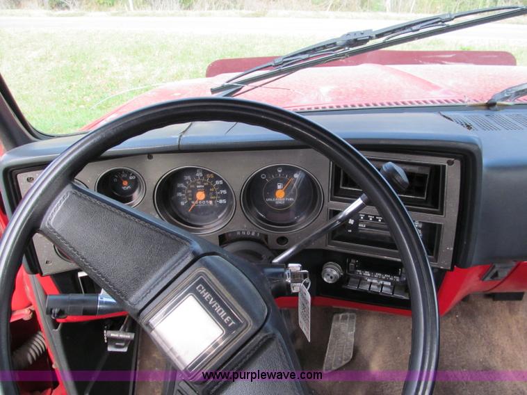 image for item E5659 1986 Chevrolet Silverado C20 pickup truck