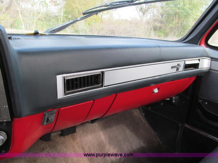 image for item E5659 1986 Chevrolet Silverado C20 pickup truck