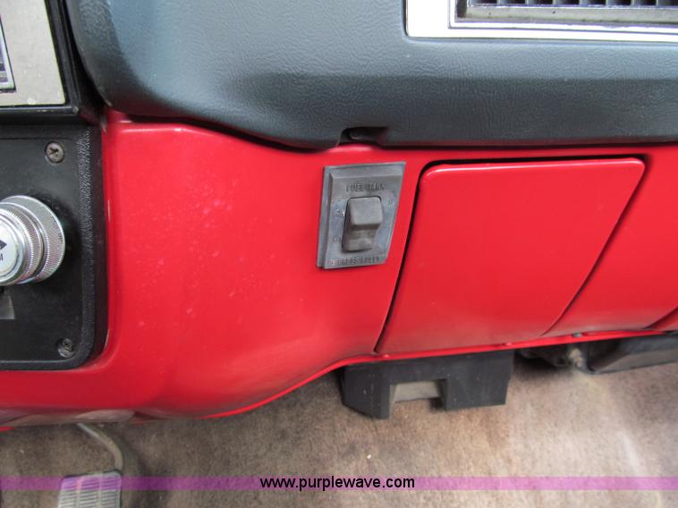 image for item E5659 1986 Chevrolet Silverado C20 pickup truck