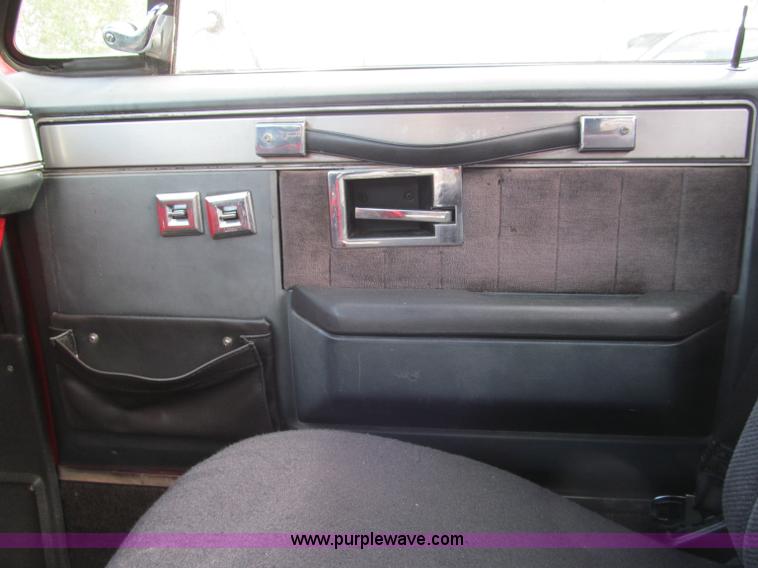 image for item E5659 1986 Chevrolet Silverado C20 pickup truck