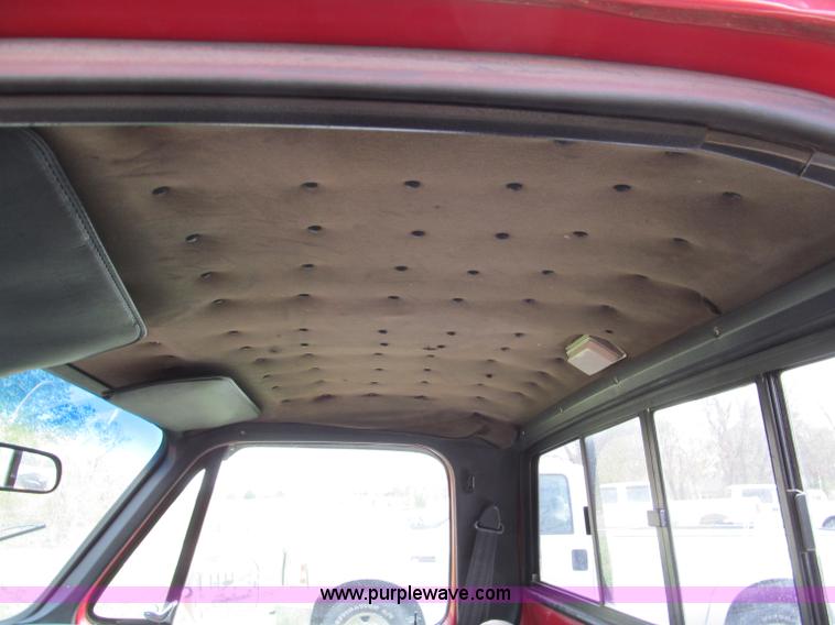 image for item E5659 1986 Chevrolet Silverado C20 pickup truck