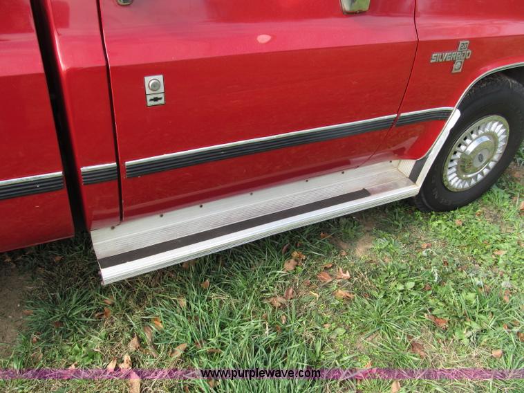 image for item E5659 1986 Chevrolet Silverado C20 pickup truck