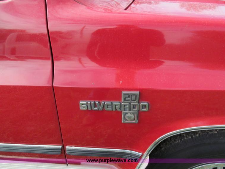 image for item E5659 1986 Chevrolet Silverado C20 pickup truck